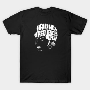 Uhura, Hailing Frequencies Open, Star Trek TOS, Starfield (dark backgrounds) T-Shirt